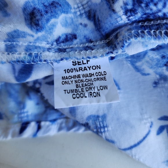 Papermoon Woman’s Blouse Blue White Rose Floral Short Sleeve Rayon Tie Sz M - Picture 8 of 11